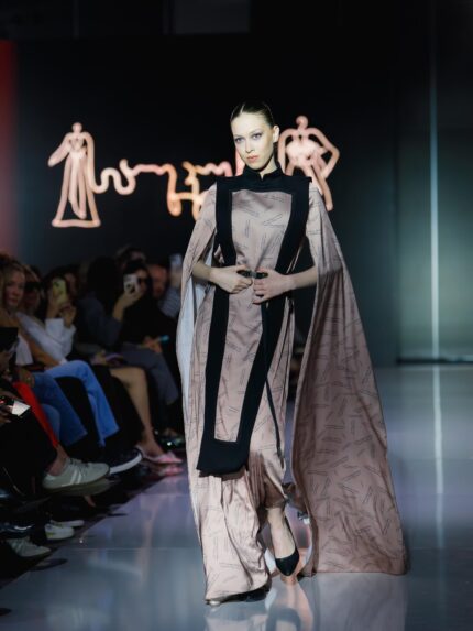 აბრეშუმის კაბა და გადასაცმელი