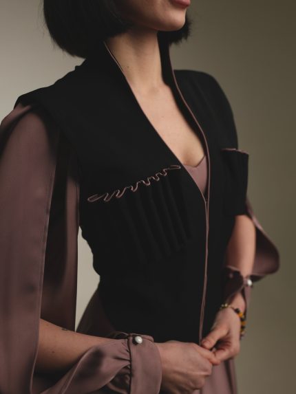 მოსასხამი და აბრეშუმის კაბა